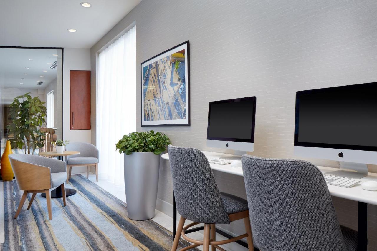 Hotel & Montreal Airport By Ihg 4*