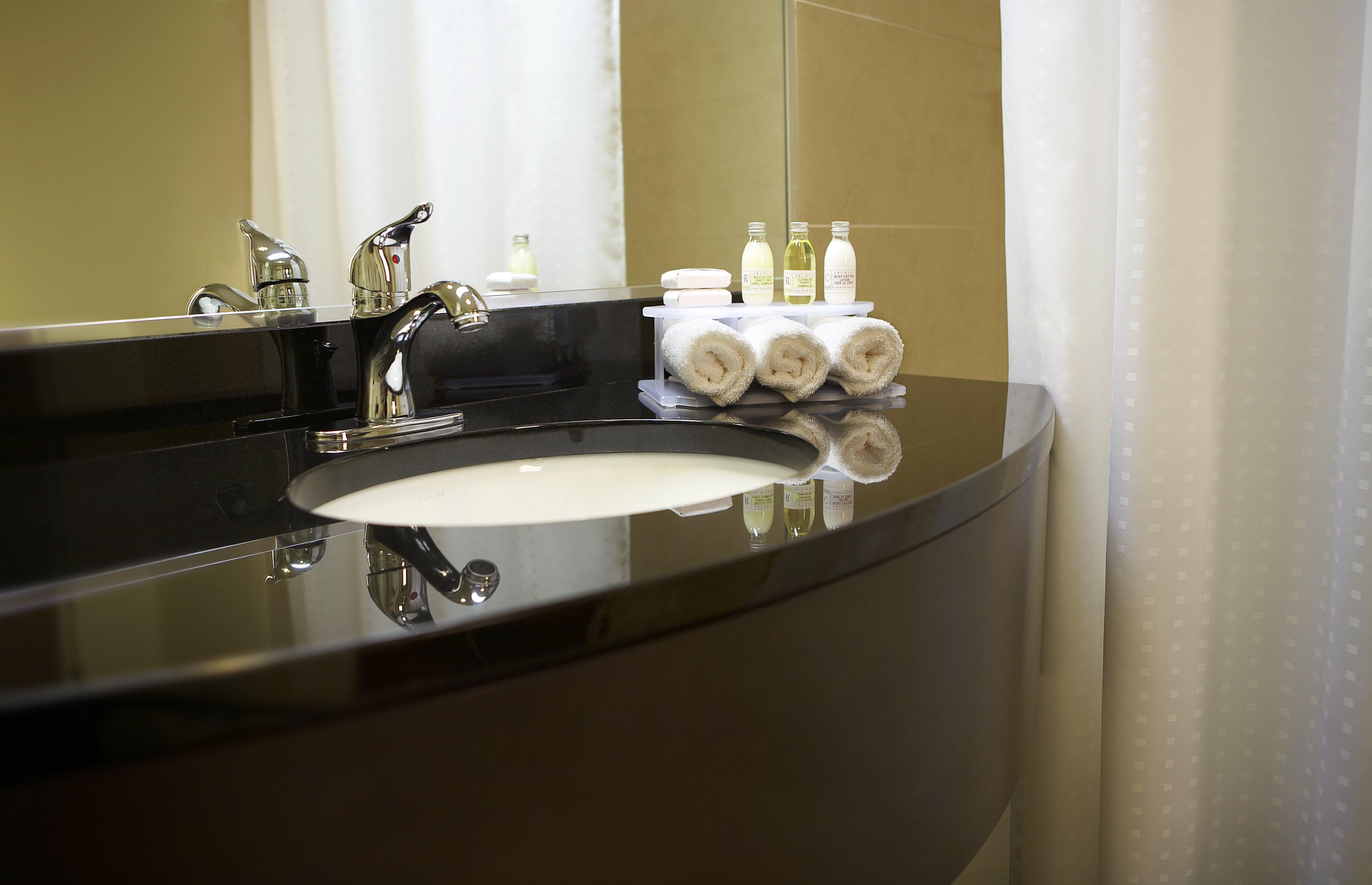 & Montreal Airport By Ihg