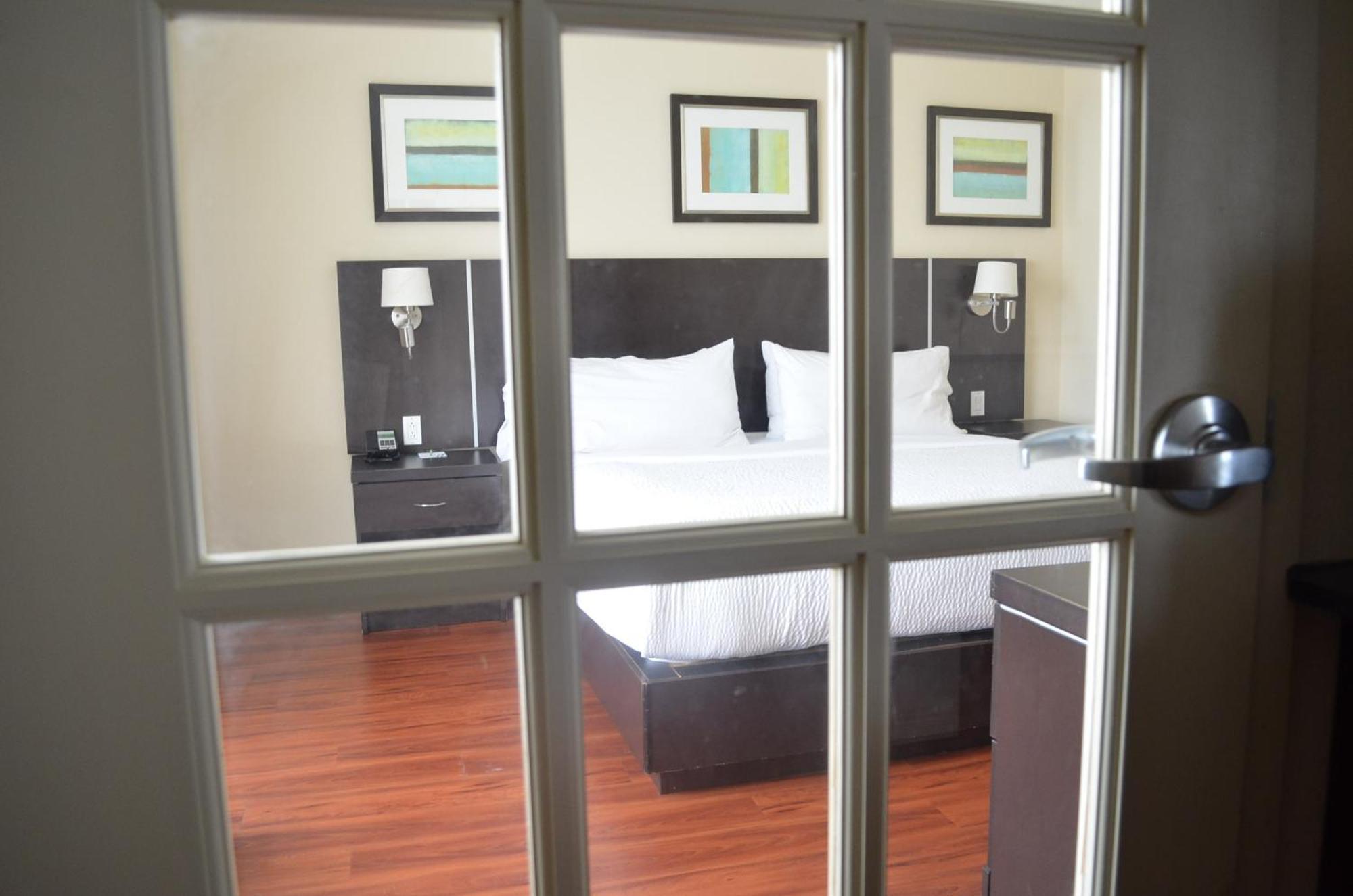 & Montreal Airport By Ihg Hotel 4*