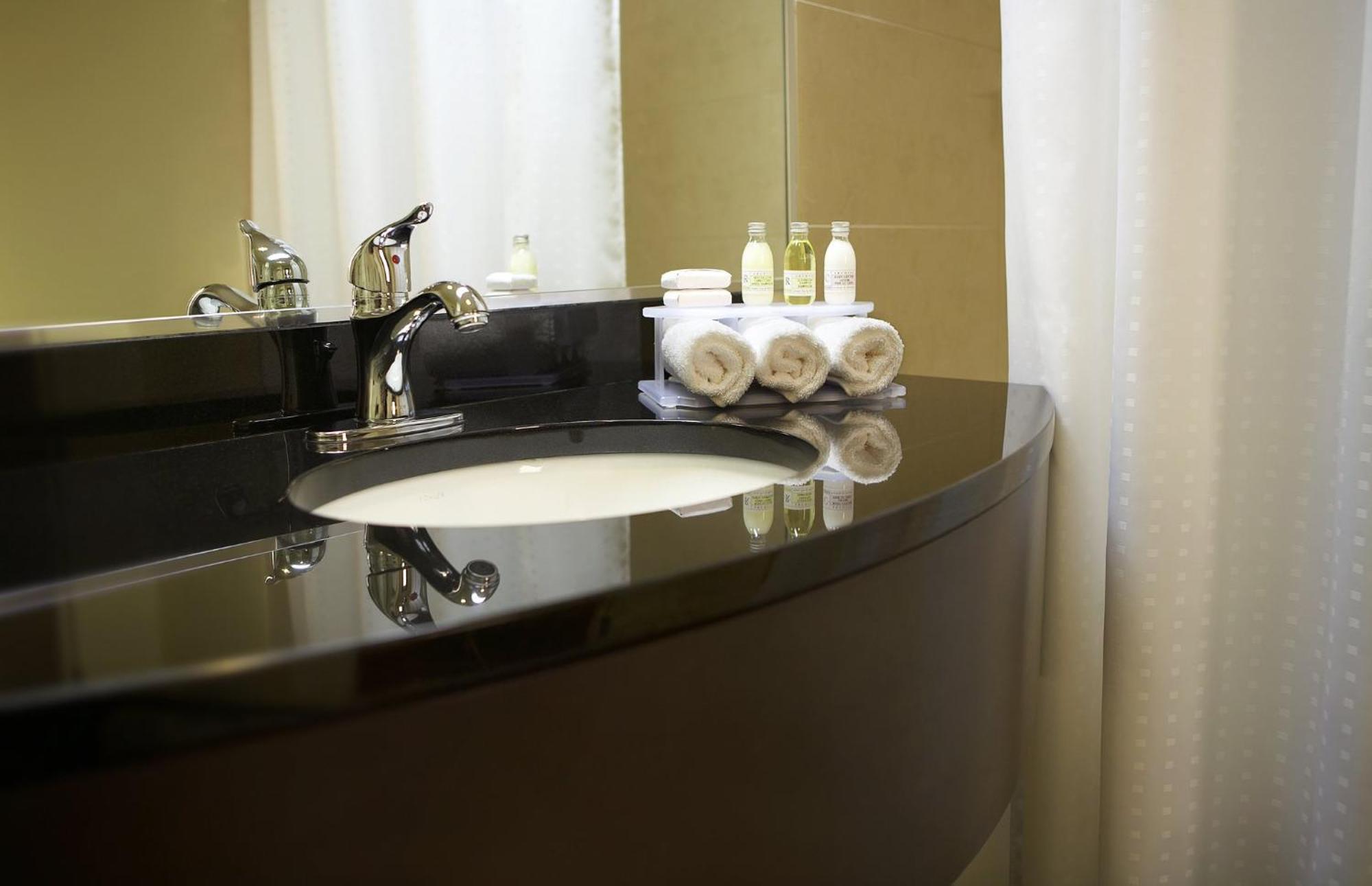 & Montreal Airport By Ihg Hotel